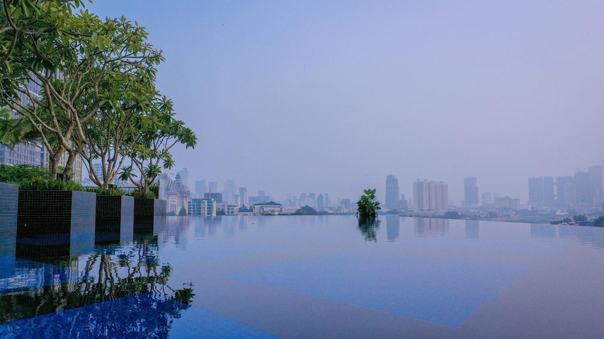 Sun & Moon, Riverside Hotel Phnom Penh Exterior photo